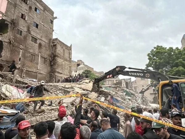Tragic building collapse in Lyari: 17 people killed, rescue operation still ongoing