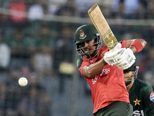 Third T20: Bangladesh continue to bat in pursuit of target