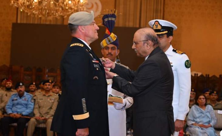 President Zardari awards Nishan-e-Imtiaz to USCENTCOM commander
President Zardari awards Nishan-e-Imtiaz to USCENTCOM commander

