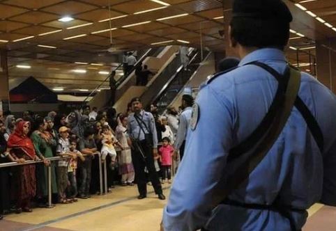 Govt imposes 5-year travel ban on Pakistanis deported from foreign countries