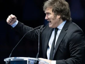 Citizens throw stones at Argentine president during campaign