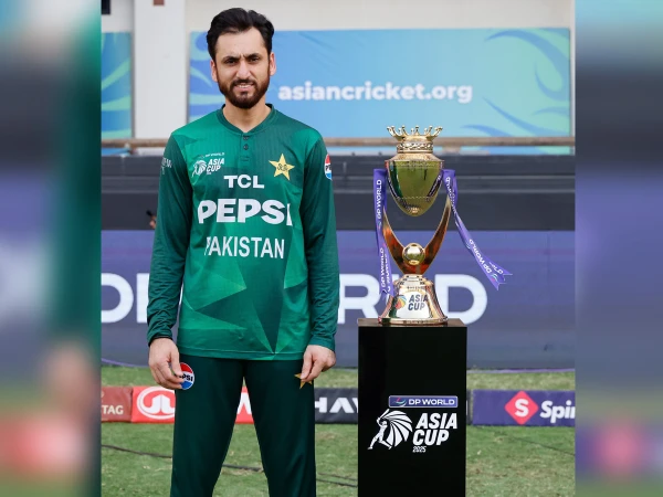 India’s stubbornness in the Asia Cup final as well, Pakistani captain takes a photoshoot alone with the trophy