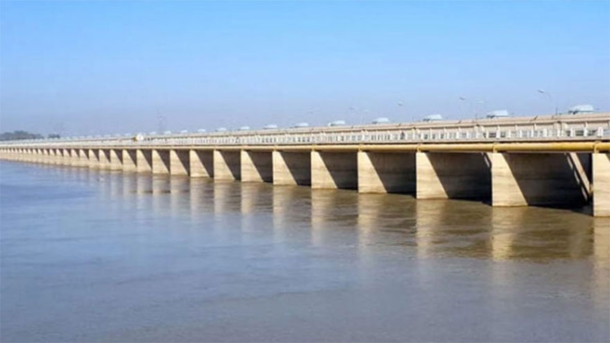 River Indus flows in low-level flood at Guddu Barrage