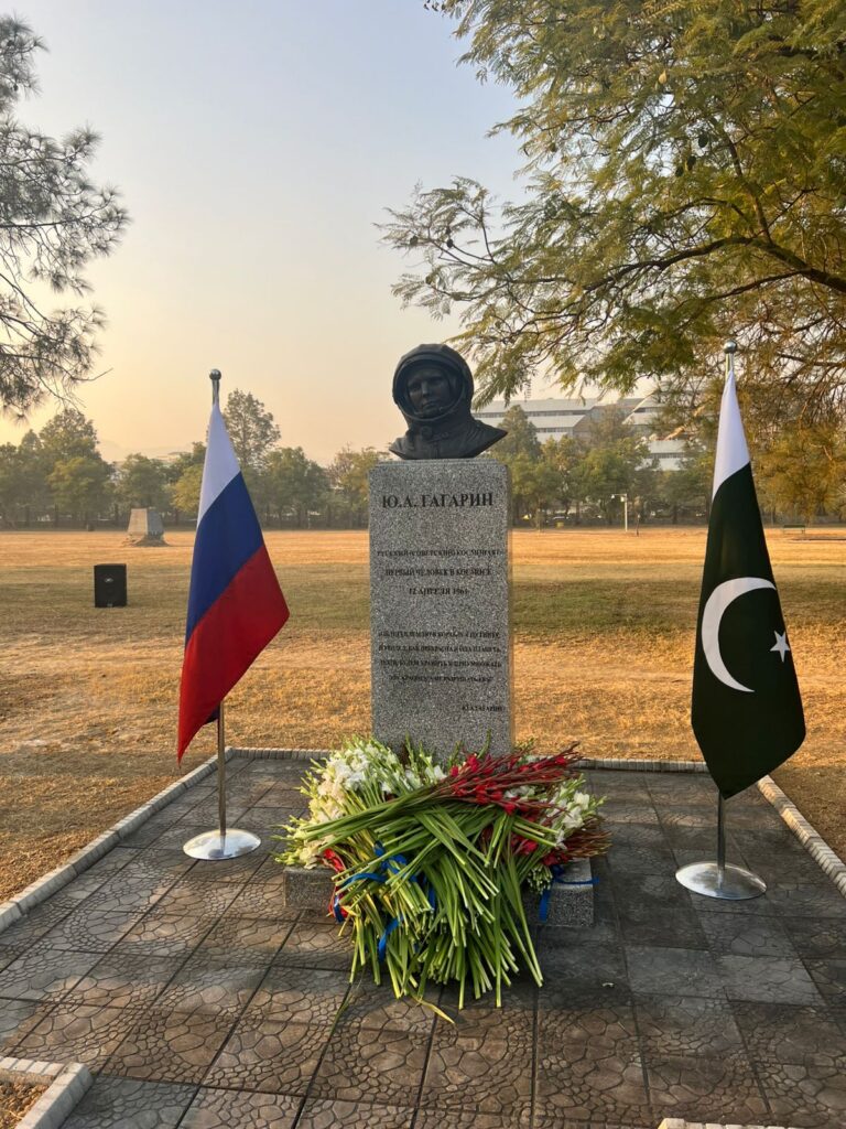 A monument to the first cosmonaut Yuri Gagarin has been unveiled in Islamabad
