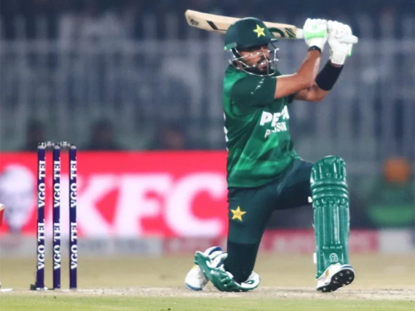 Tri-nation T20 series: Pakistan continues to bat in pursuit of target