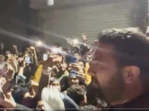 Khyber Pakhtunkhwa Chief Minister formally launches street movement from Lahore, receives warm welcome from public