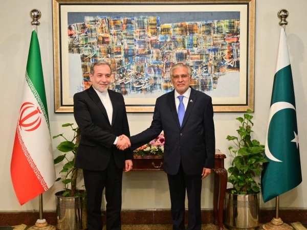 Ishaq Dar holds telephone conversation with Iranian Foreign Minister, discusses negotiations