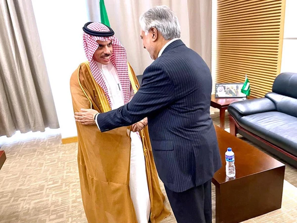 Ishaq Dar contacts Saudi Foreign Minister, discusses Pak-China 5-point agenda for peace in the Middle East