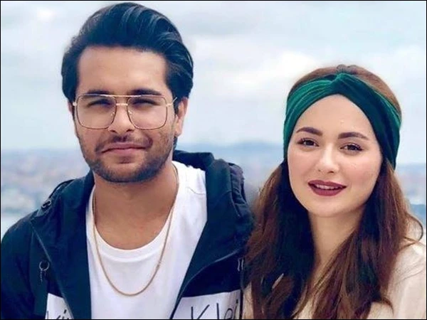 Hania Aamir attends a concert wearing a mask with Asim Azhar’s name on it