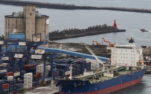 Stocks swing, oil edges up with US-Iran peace talks stalled