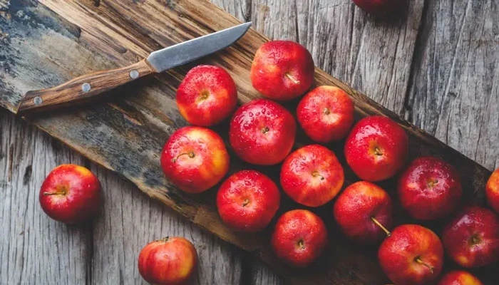 The habit of eating an apple a day is useful in preventing a very common chronic disease.