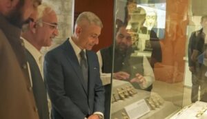 US hands over 450 cultural artefacts to Pakistan