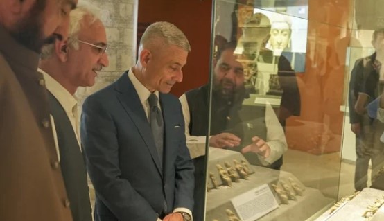 US hands over 450 cultural artefacts to Pakistan
