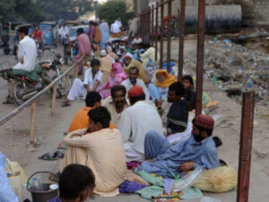 Poverty rate increased in Pakistan, 800,000 citizens went abroad in one year