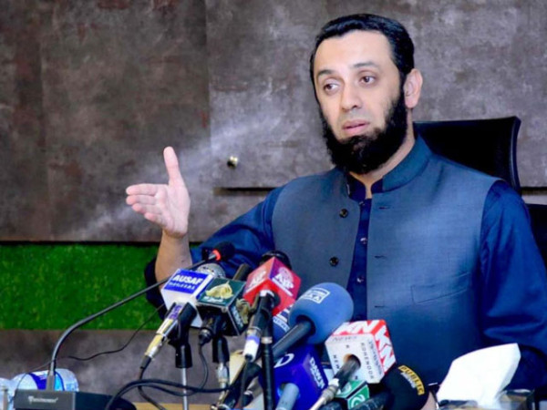 The government and all stakeholders must work together to resolve the financial difficulties faced by the media, says the Information Minister.