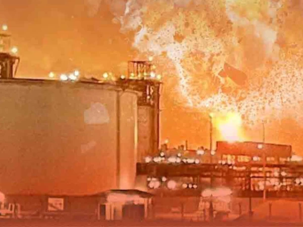Explosion at Qatar LNG plant; 13 people killed and 66 injured; Pakistanis also included