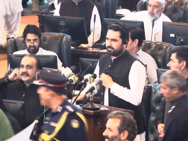 Khyber Pakhtunkhwa presents Rs2122 billion budget, 7% increase in salaries and pensions