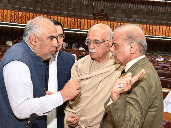 Unusual political contacts between the government and the opposition in the National Assembly session
