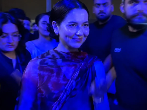 Hania Amir’s presence at Asim Azhar’s concert in Karachi goes viral on social media