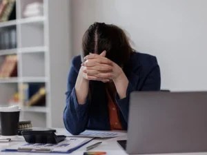Poor performance at the office could be a sign of early dementia