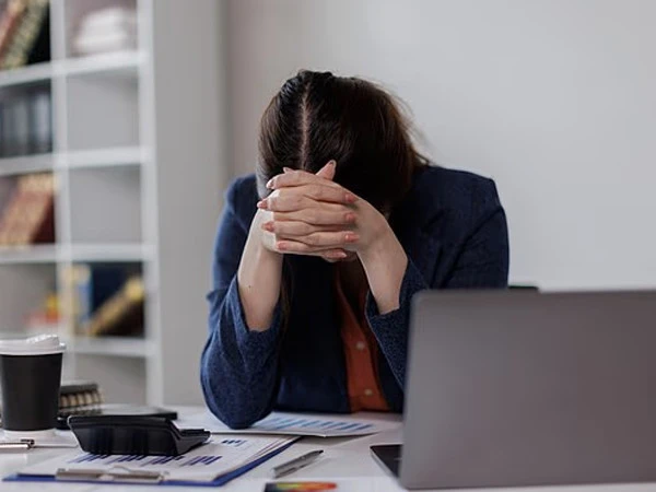 Poor performance at the office could be a sign of early dementia