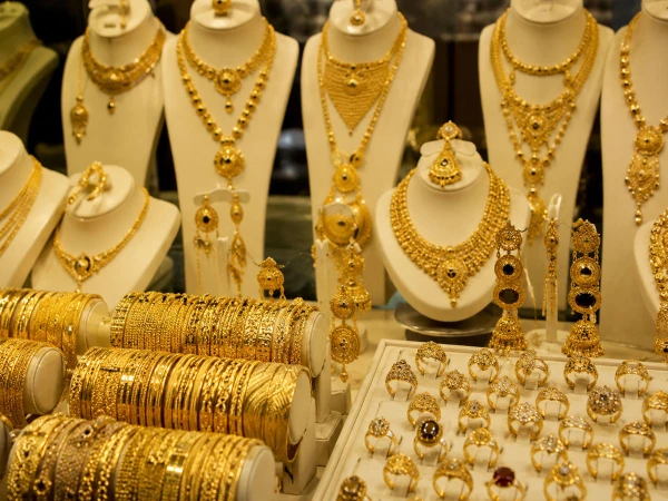 Gold prices fell in global and local markets