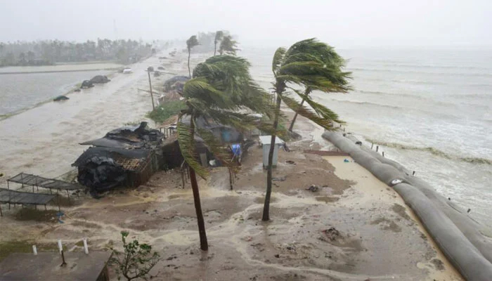 Powerful hurricane hits US coast, states of emergency declared in New York and New Jersey