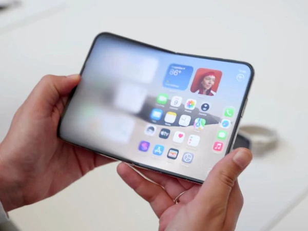 Apple’s first foldable iPhone faces complaints from buyers
