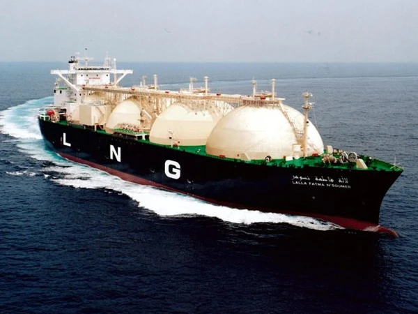 Two LPG ships arrive in Pakistan, prices likely to drop